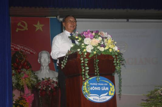 Thầy Huỳnh Kim Ngân – Hiệu trưởng nhà trường phát biểu tại buổi lễ