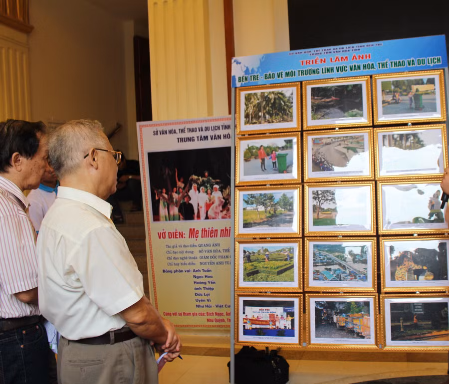 Hình ảnh tại lễ khai mạc triển lãm ảnh tuyên truyền tại Liên hoan Tuyên truyền lưu động toàn quốc về công tác bảo vệ môi trường trong lĩnh vực văn hóa , thể thao và du lịch vào sáng ngày 22/9. Ảnh; Nguyễn Quỳnh