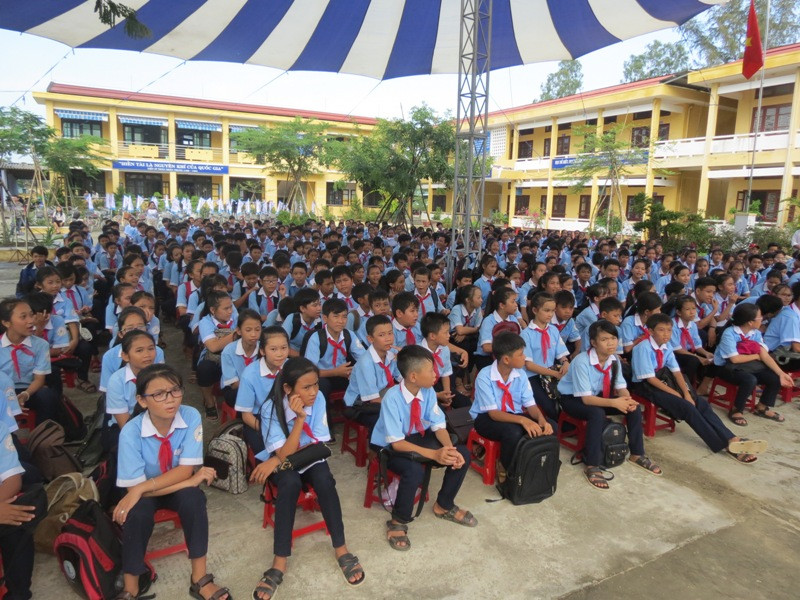 Các em học sinh trường THCS Phú Mậu huyện Phú Vang hào hứng với buổi diễn tập