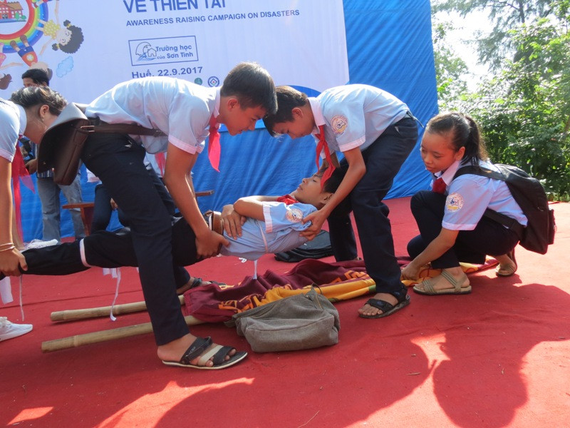 Đưa bạn lên cáng cứu thương tại chỗ