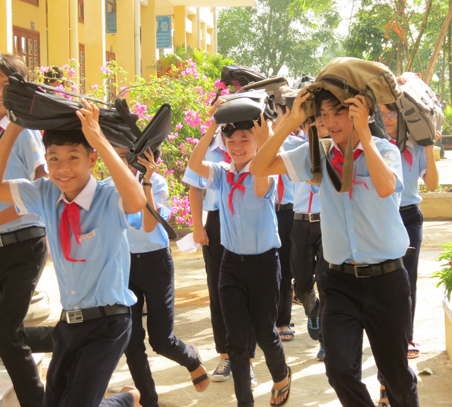 Tình huống các em học sinh chạy nhanh khu vực an toàn để tránh trú bão đổ bộ