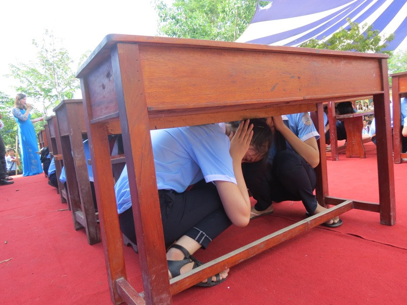 Cách tự bảo vệ bản thân khi sét đánh trong giờ học