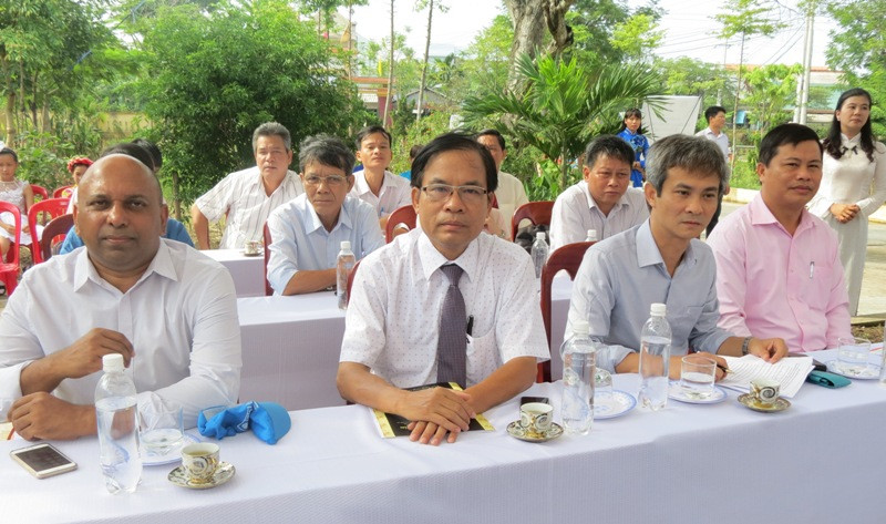 Thầy Đặng Phước Mỹ ( người đeo kính) Phó giám đốc Sở GD&ĐT Thừa Thiên - Huế tại buổi diễn tập