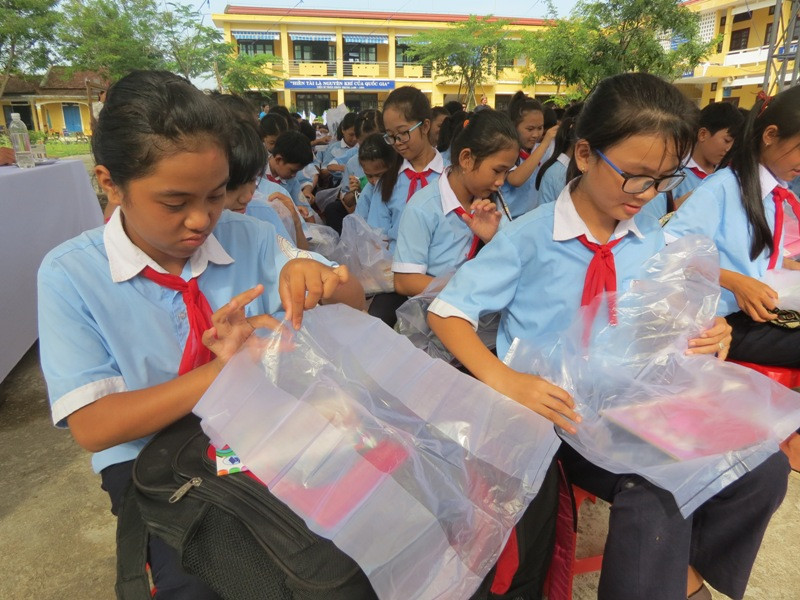 Các em học sinh rèn luyện cách bản quản sách vở khi ngày mưa