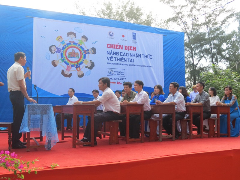 Tình huống gải định thầy Hiệu trưởng trường THCS Phú Mậu chỉ đạo công tác ứng phó khi bão sắp đến