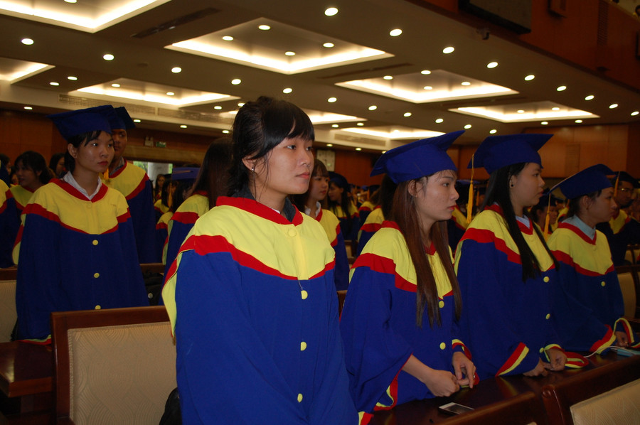 Sinh viên trang trọng nghe quyết định trao bằng tốt nghiệp