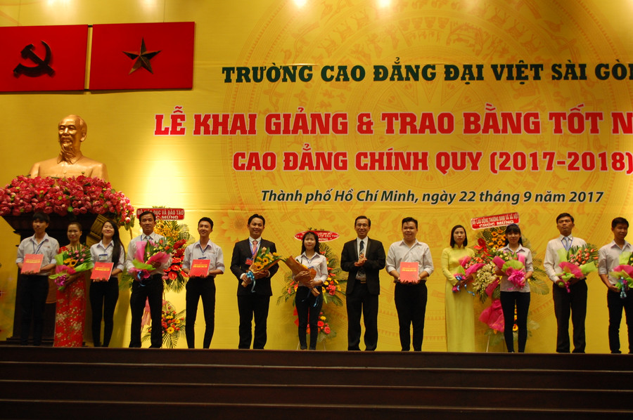 Nghi thức đón và trao học bổng tân sinh viên