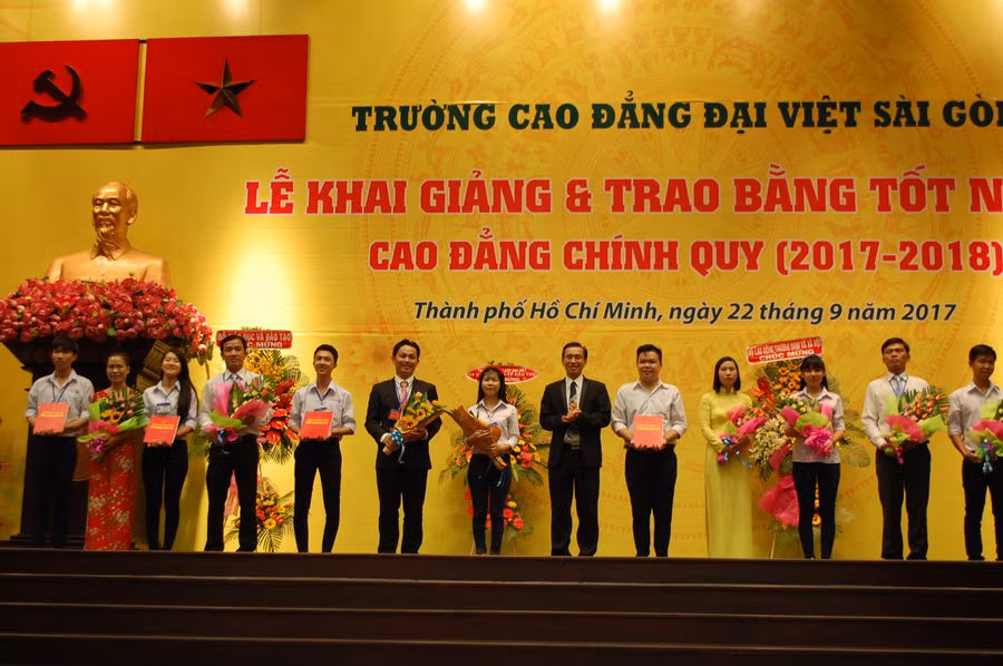 Nghi thức đón và trao học bổng tân sinh viên