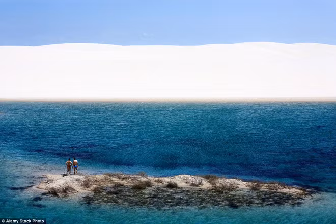 Kỳ diệu cảnh sa mạc biến thành hàng ngàn hồ nước xanh biếc đẹp như tiên cảnh - Ảnh 2.