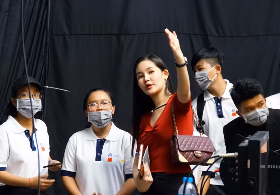 ThS Lê Âu Ngân Anh chia sẻ kinh nghiệm cho các tân sinh viên. Ảnh: NVCC