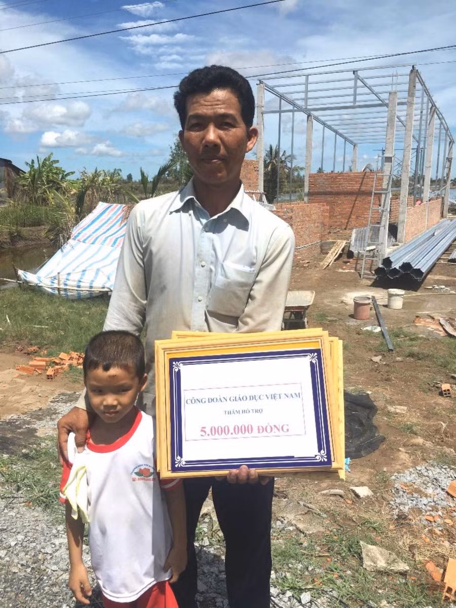 Nhờ chương trình Tiếp sức người thầy, gia đình thầy Trần Văn Đông dựng lại được ngôi nhà sau khi bị hỏa hoạn.