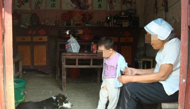 Ban ngày bé gái được bà chăm sóc.