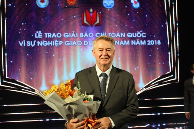 GS.TS Ray Gordon - Hiệu trưởng Trường Đại học Anh quốc.