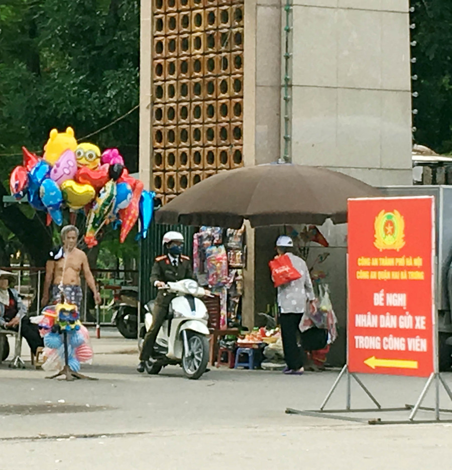 Ngay lối vào gửi xe cũng bị quầy hàng “chặn”