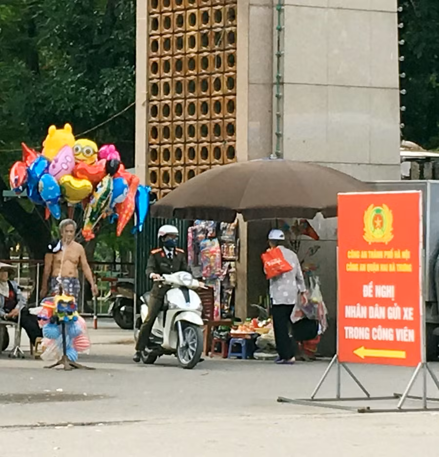 Ngay lối vào gửi xe cũng bị quầy hàng “chặn”