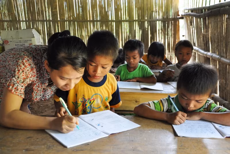 Cô và trò trong lớp học vùng khó huyện Tây Trà (Quảng Ngãi)