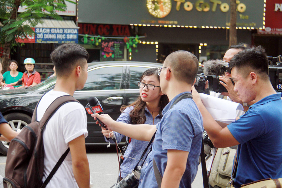 Phóng viên phát thanh và truyền hình tác nghiệp bên ngoài điểm thi Trường THPT Việt Đức (Hà Nội) trong Kỳ thi THPT quốc gia 2018 Phóng viên phát thanh và truyền hình tác nghiệp bên ngoài điểm thi Trường THPT Việt Đức (Hà Nội) trong Kỳ thi THPT quốc gia 2018