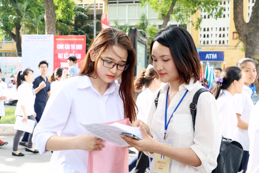 Phóng viên tác nghiệp tại các điểm trường trong Kỳ thi THPT quốc gia (trong ảnh: Phóng viên Mai Trâm, báo Dân Trí, phỏng vấn thí sinh sau buổi thi)