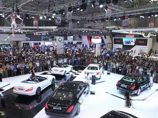 Tâm lý thích mua xe nhập ngoại hơn xe lắp ráp trong nước của một số bộ phận người dân, trong khi nguồn cung chưa đáp ứng đủ, nên doanh nghiệp kinh doanh ô tô duy trì giá bán cao Tâm lý thích mua xe nhập ngoại hơn xe lắp ráp trong nước của một số bộ phận người dân, trong khi nguồn cung chưa đáp ứng đủ, nên doanh nghiệp kinh doanh ô tô duy trì giá bán cao