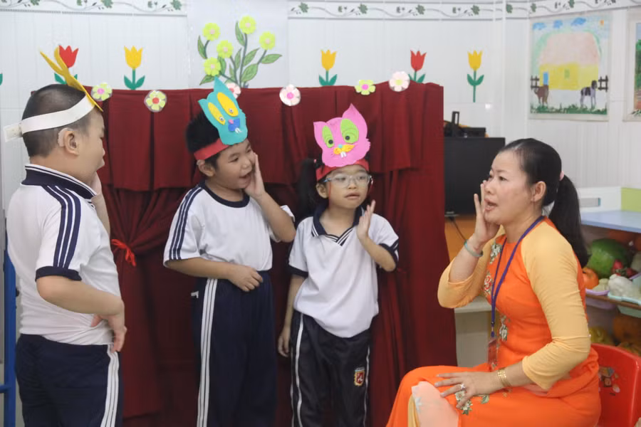 Cô giáo Lâm Thị Minh Châu và các em HS trong giờ học