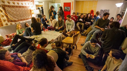 Du học là dịp để sinh viên tiếp thu kiến thức mới cũng như giao lưu với nhiều nền văn hóa khác nhau. polyad