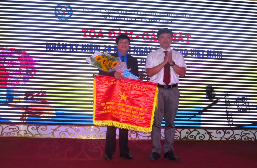 Trường THCS Phú Dương – huyện Phú Vang vinh dự được Bộ GD-ĐT tặng cờ thi đua xuất sắc Trường THCS Phú Dương – huyện Phú Vang vinh dự được Bộ GD-ĐT tặng cờ thi đua xuất sắc