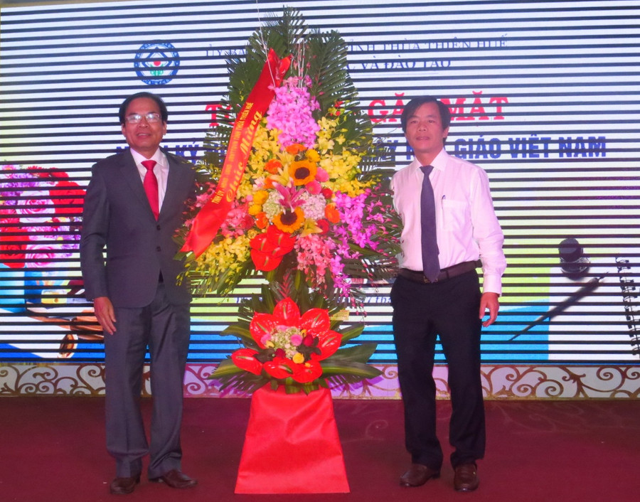 Ông Nguyễn Văn Phương ( áo trắng) – Phó chủ tịch UBND tỉnh Thừa Thiên Huế tặng hoa chúc mừng cán bộ, giáo viên nhân ngày 20-11 Ông Nguyễn Văn Phương ( áo trắng) – Phó chủ tịch UBND tỉnh Thừa Thiên Huế tặng hoa chúc mừng cán bộ, giáo viên nhân ngày 20-11