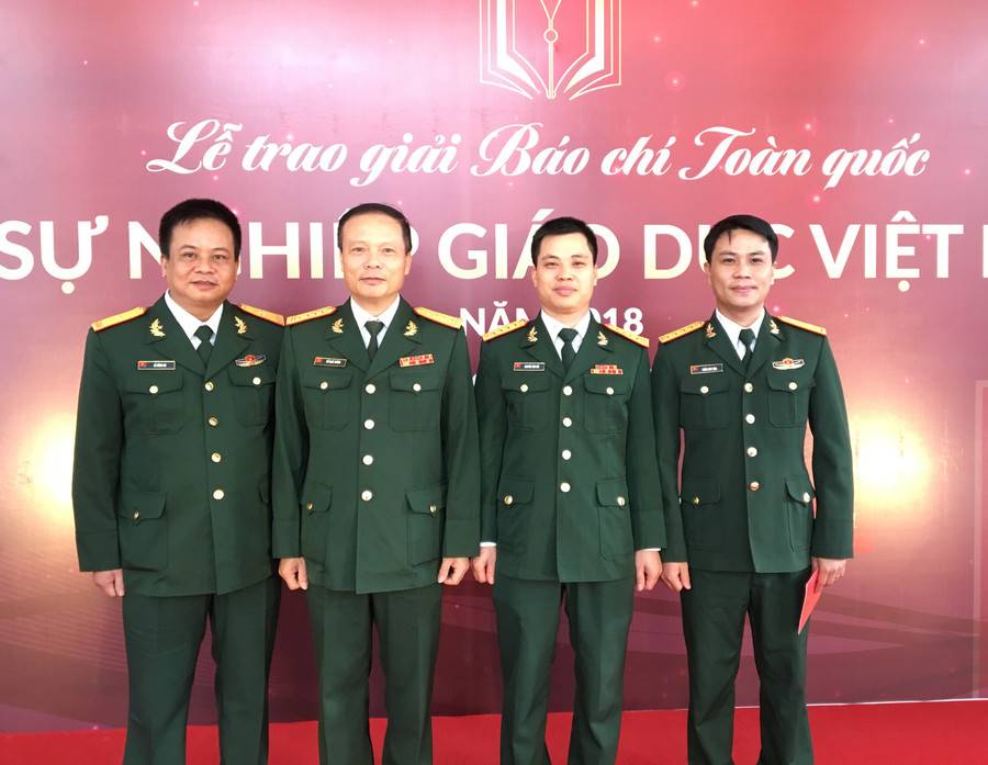 Tác giả Trần Duy Văn (ngoài cùng bên phải) và đồng đội tại lễ trao giải. Tác giả Trần Duy Văn (ngoài cùng bên phải) và đồng đội tại lễ trao giải.