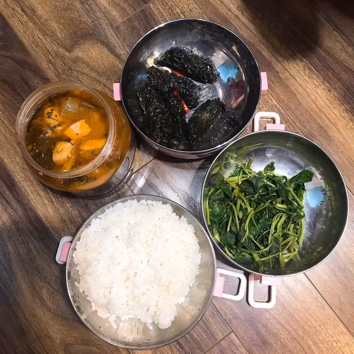 Chẳng phải cao lương mỹ vị, mâm cao cỗ đầy mà bữa trưa của cô gái này do mẹ tự tay làm cũng khiến dân mạng phải xúc động và ghen tỵ