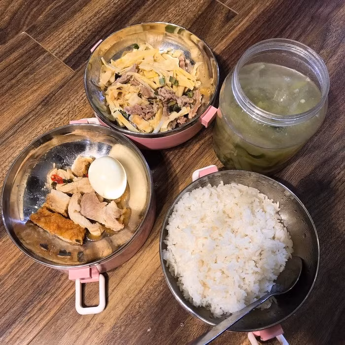 Chẳng phải cao lương mỹ vị, mâm cao cỗ đầy mà bữa trưa của cô gái này do mẹ tự tay làm cũng khiến dân mạng phải xúc động và ghen tỵ