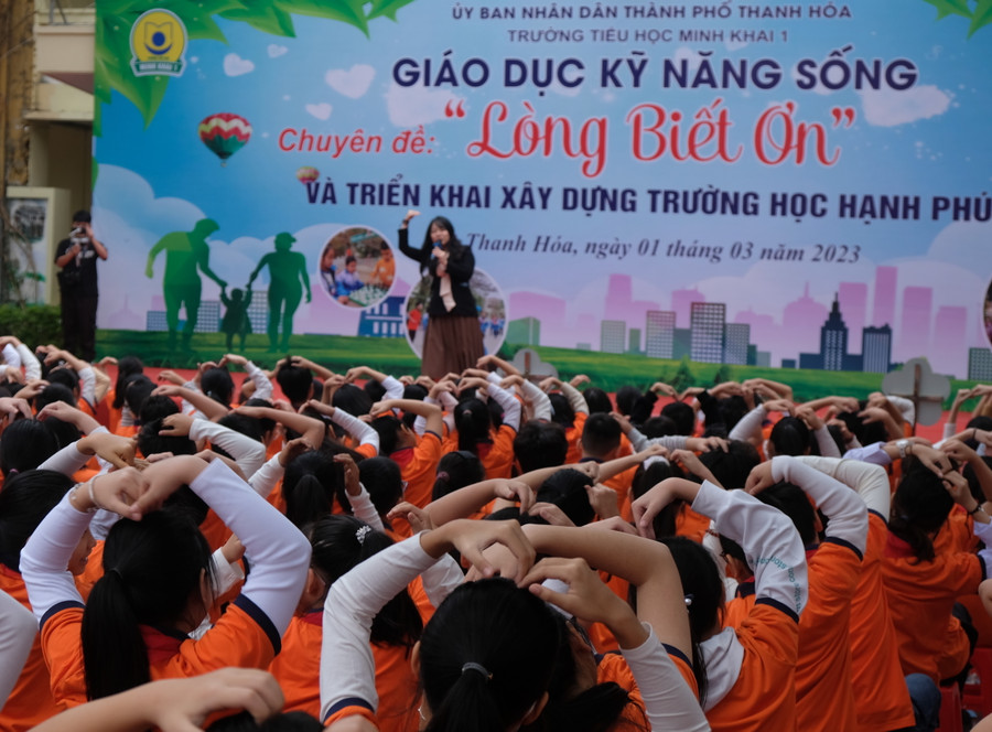 Diễn giả Hiểu Linh chia sẻ tới học sinh cách thể hiện lòng biết ơn. (Ảnh: NT).