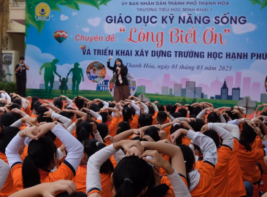 Diễn giả Hiểu Linh chia sẻ tới học sinh cách thể hiện lòng biết ơn. (Ảnh: NT).