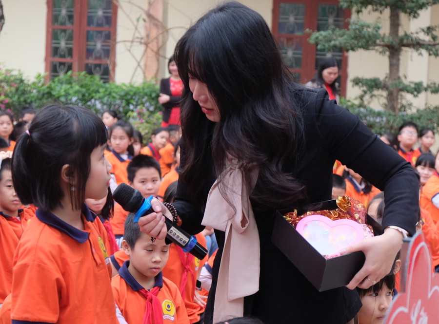 Học sinh trả lời những câu hỏi xung quanh chủ đề &quot;Lòng biết ơn&quot;. (Ảnh: NT).