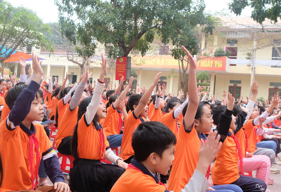 Học sinh hào hứng trả lời câu hỏi về lòng biết ơn. (Ảnh: NT).