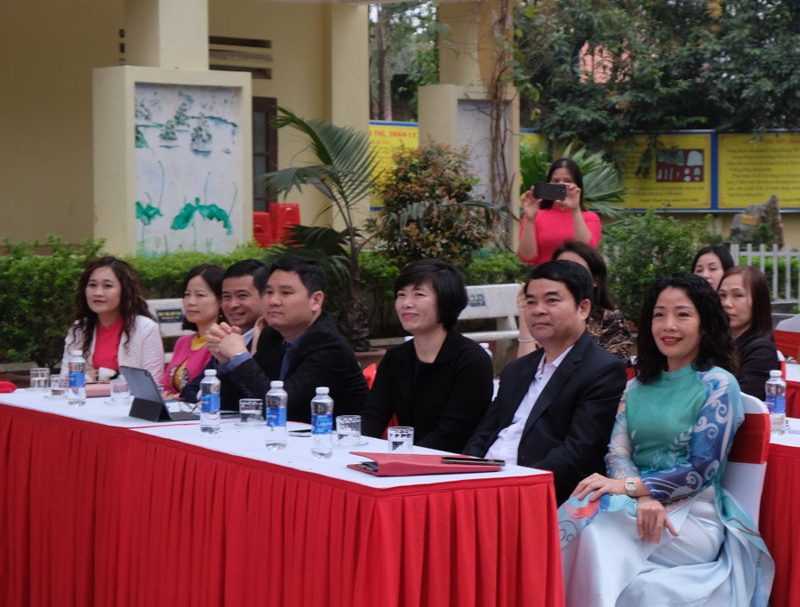 Lãnh đạo Sở GD&amp;ĐT, Phòng GD&amp;ĐT TP Thanh Hoá cùng Ban giám hiệu Trường Tiểu học Minh Khai 1. (Ảnh: NT).