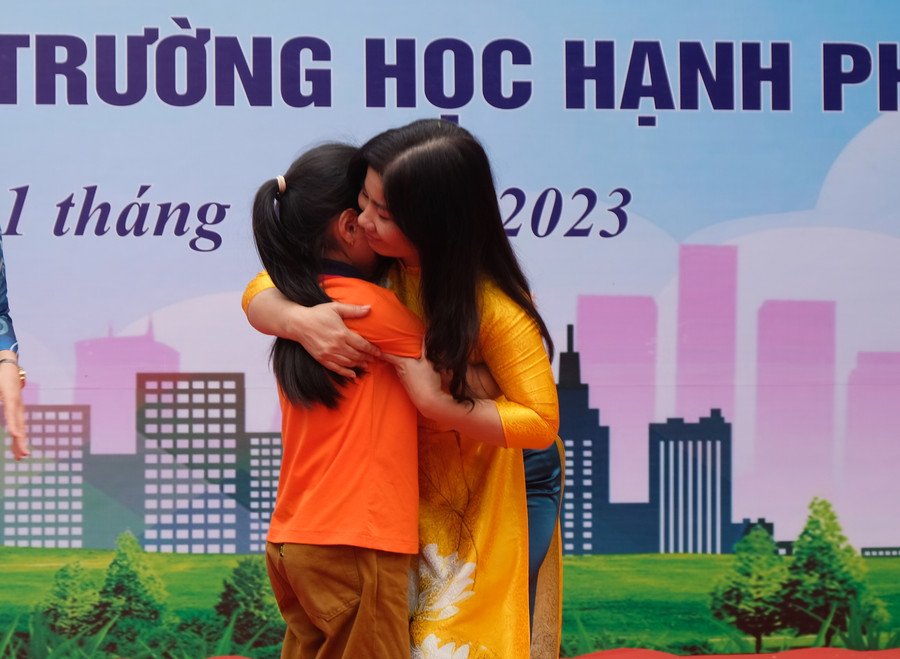 Học sinh được các cô giáo ôm vào lòng với tất cả tình yêu thương. (Ảnh: NT).