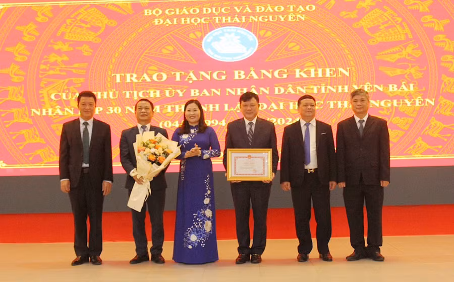 Đại học Thái Nguyên nhận bằng khen của UBND tỉnh Yên Bái. Đại học Thái Nguyên nhận bằng khen của UBND tỉnh Yên Bái.
