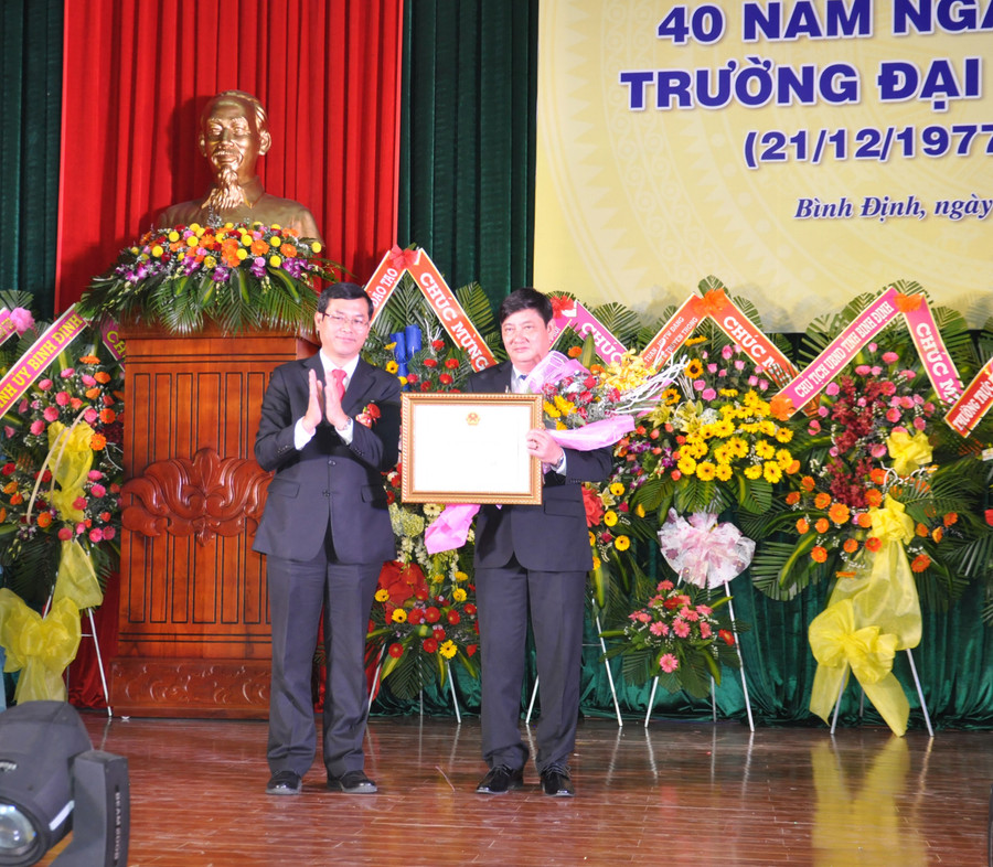 Ghi nhận những thành quả đóng góp trong suốt 40 năm qua, Trường ĐH Quy Nhơn đã vinh dự được Đảng, Nhà nước, Bộ GD&ĐT, các bộ, ngành, các địa phương tặng thưởng nhiều Huân chương, Huy chương, Bằng khen.