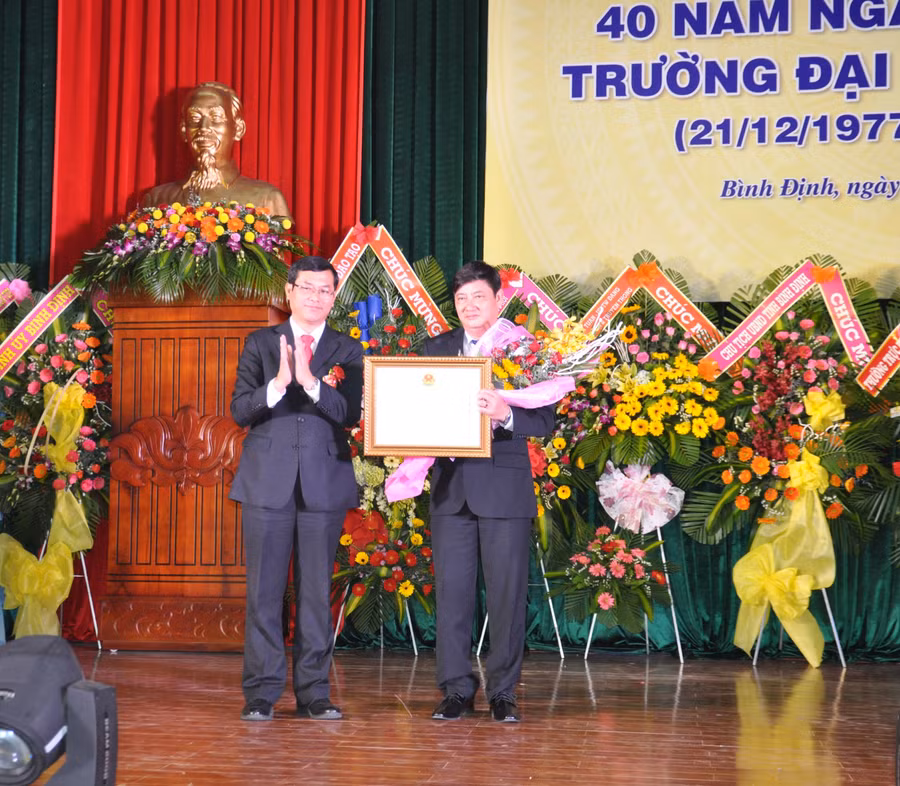 Ghi nhận những thành quả đóng góp trong suốt 40 năm qua, Trường ĐH Quy Nhơn đã vinh dự được Đảng, Nhà nước, Bộ GD&ĐT, các bộ, ngành, các địa phương tặng thưởng nhiều Huân chương, Huy chương, Bằng khen.