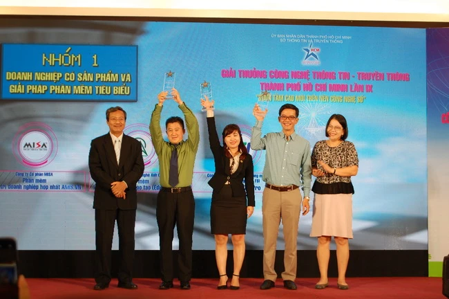 Trao giải thưởng cho các đơn vị, tập thể nhóm 1 