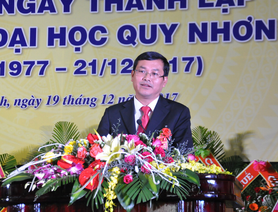 Thứ trưởng Nguyễn Văn Phúc phát biểu chúc mừng những thành quả mà Trường ĐH Quy Nhơn đạt được trong 40 năm qua.