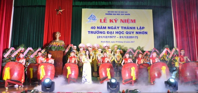 Lễ kỷ niệm diễn ra trong không khí trang trọng, vui tươi giữa các thế hệ cán bộ, giảng viên, sinh viên nhà trường.