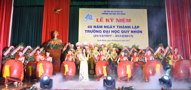 Lễ kỷ niệm diễn ra trong không khí trang trọng, vui tươi giữa các thế hệ cán bộ, giảng viên, sinh viên nhà trường.