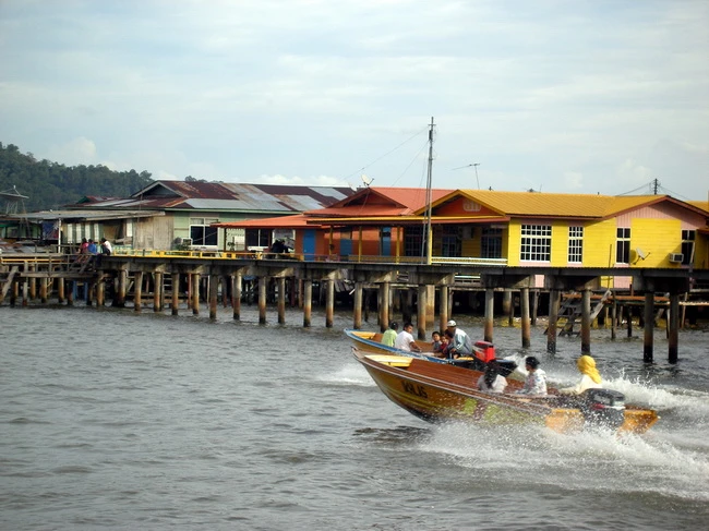 Dập dềnh làng nổi Kampong Ayer