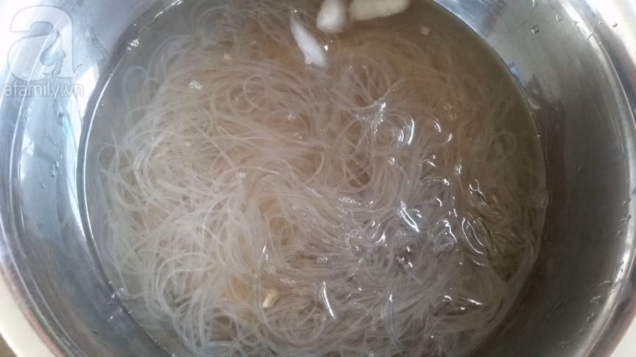 Cách xào miến dai, ngon, sợi miến không bị bết dính ảnh 4