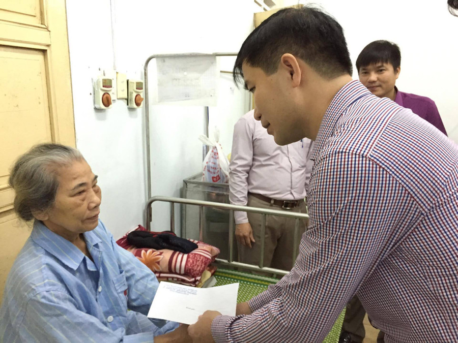 Nghệ An: Lãnh đạo Sở GD&ĐT thăm hỏi các nhà giáo đang điều trị tại bệnh viện ảnh 1