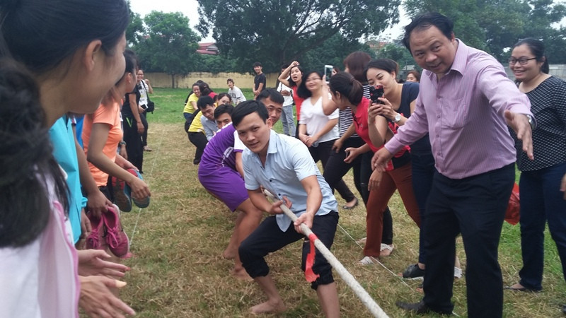 Giải kéo co thu hút đông đảo thầy và trò theo dõi, hưởng ứng và tham gia.