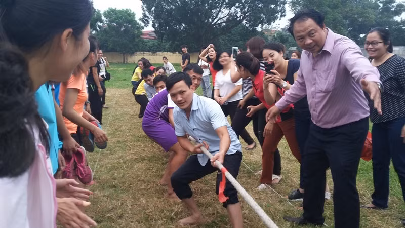 Giải kéo co thu hút đông đảo thầy và trò theo dõi, hưởng ứng và tham gia.