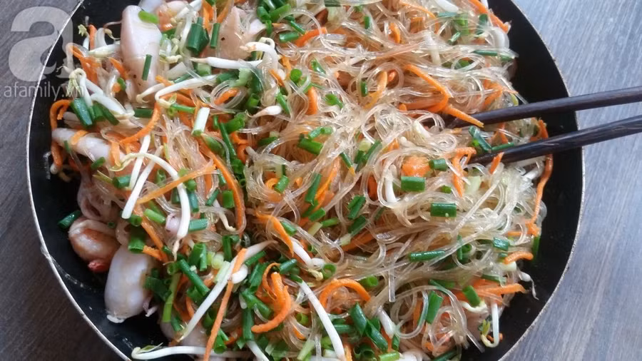 Cách xào miến dai, ngon, sợi miến không bị bết dính ảnh 7