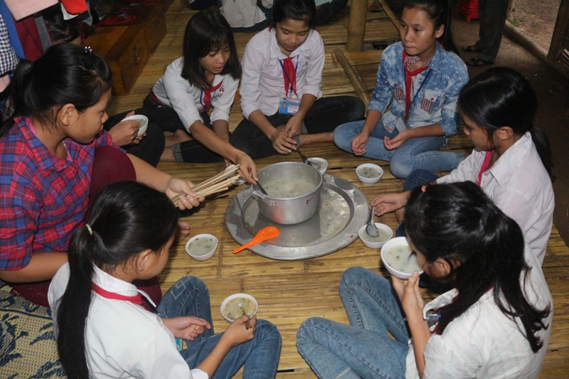 Bữa ăn sáng tuy đơn giản nhưng chất chứa trong đó cả trách nhiệm và tình yêu thương của các thầy cô giáo, giúp ấm lòng học sinh bán trú xa nhà. Ảnh: Nguyễn Quỳnh
